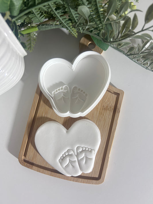 Bébé pieds plaqué texte